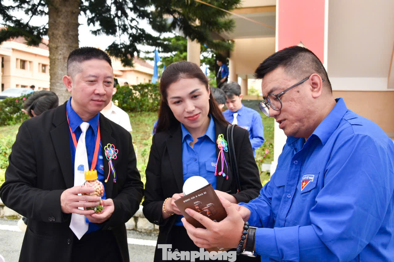 Anh Nguyễn Văn Hoài Nam (bên phải) cho biết, mô hình khởi nghiệp của anh không chỉ tạo ra sản phẩm bánh chất lượng mà còn tạo việc làm cho các bạn trẻ khiếm thính, nâng cao giá trị nông sản địa phương.