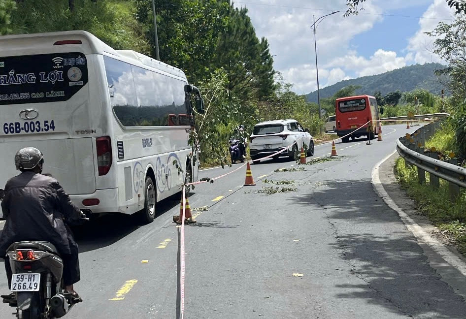 Lực lượng chức năng căng dây cảnh báo khu vực có nguy cơ ảnh hưởng Lực lượng chức năng căng dây cảnh báo khu vực có nguy cơ ảnh hưởng