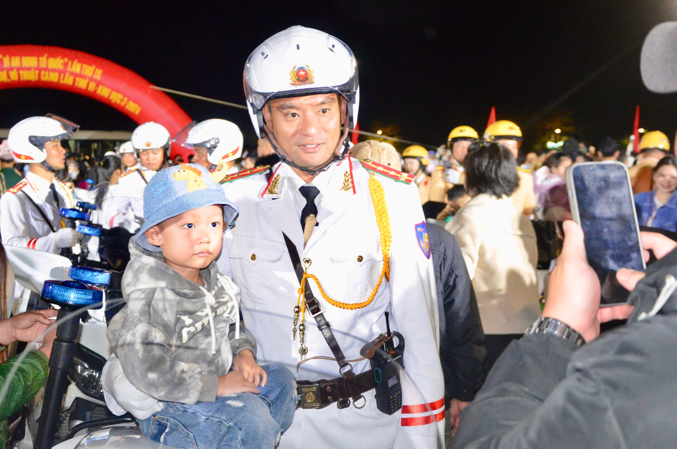 Các em nhỏ chụp hình cùng đoàn mô tô