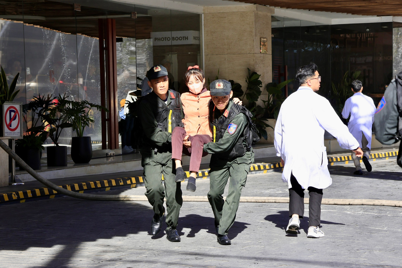 Các lực lượng được phân công ở mặt đất tiếp nhận các nạn nhân, sơ cứu và đưa đi cấp cứu kịp thời.