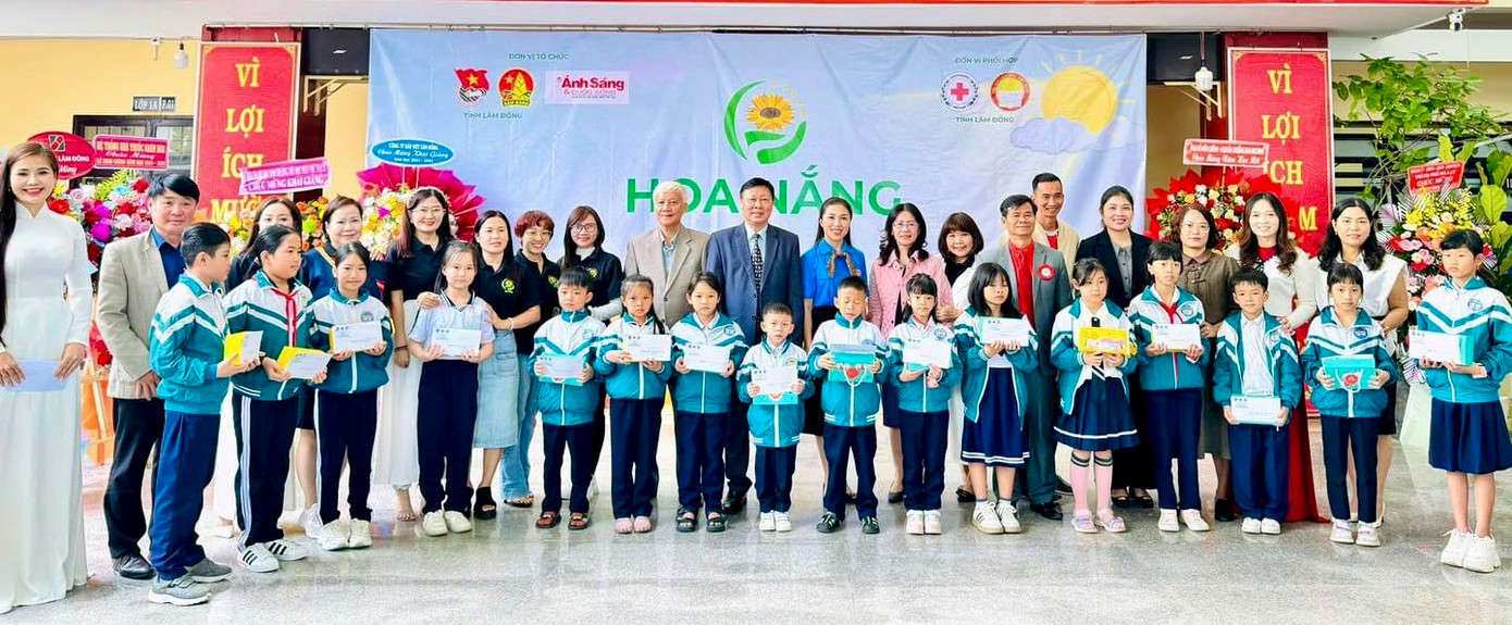 16 suất học bổng trao tay các em học sinh khó khăn vượt khó 16 suất học bổng trao tay các em học sinh khó khăn vượt khó