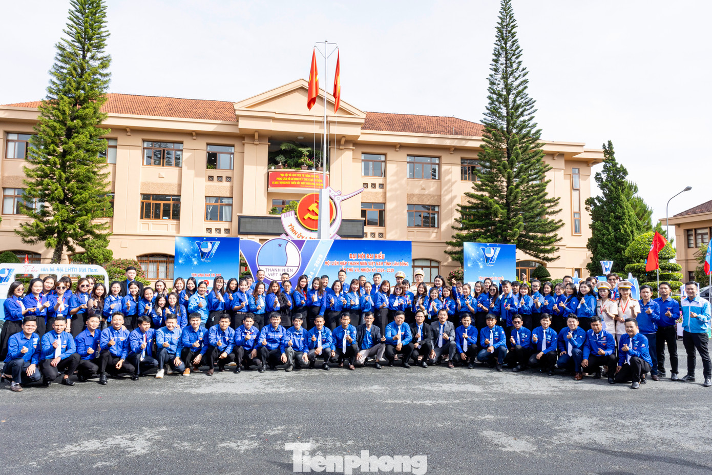 Thanh niên các cấp bộ Hội chụp hình lưu niệm Thanh niên các cấp bộ Hội chụp hình lưu niệm