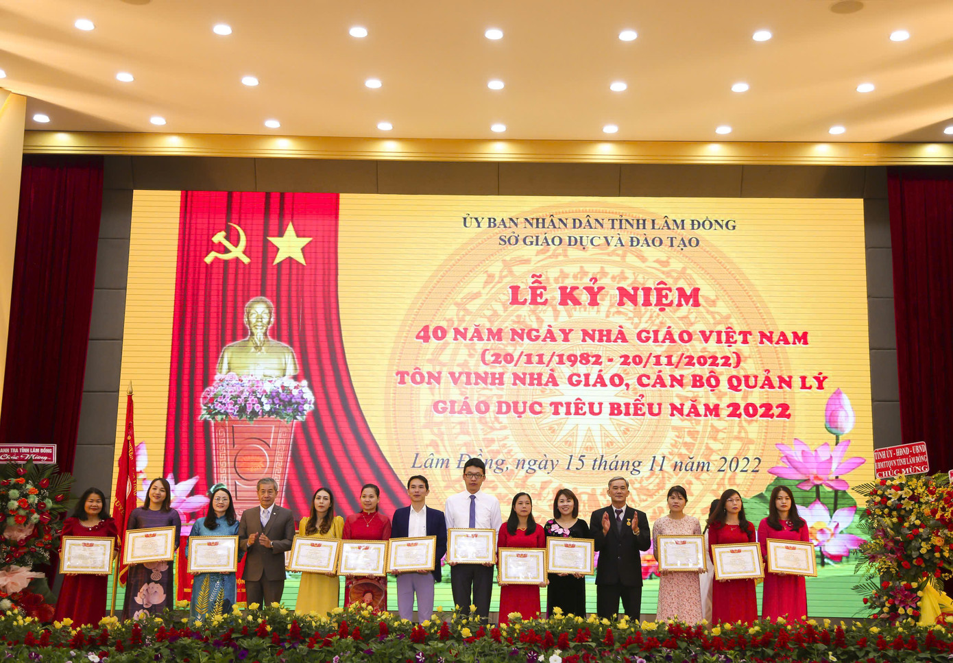 Sau gần 10 năm giảng dạy, thầy giáo trẻ đạt hàng loạt thành tích, giải thưởng cấp tỉnh và quốc gia. Sau gần 10 năm giảng dạy, thầy giáo trẻ đạt hàng loạt thành tích, giải thưởng cấp tỉnh và quốc gia.