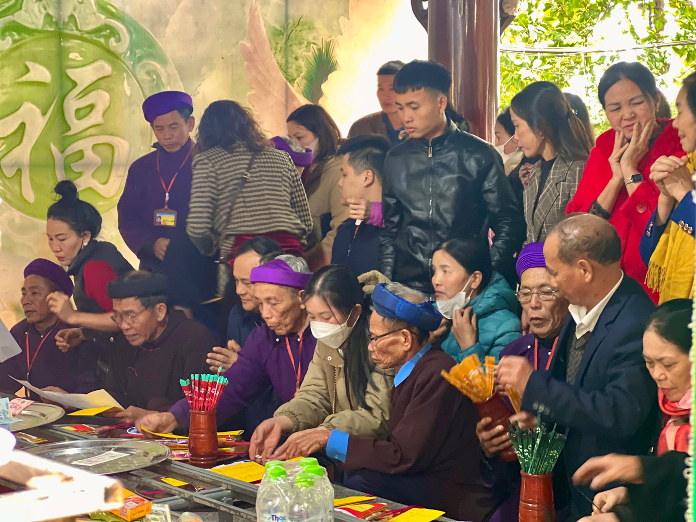 Người dân chen chúc ở khu vực làm lễ. Ảnh: Thái Lâm.