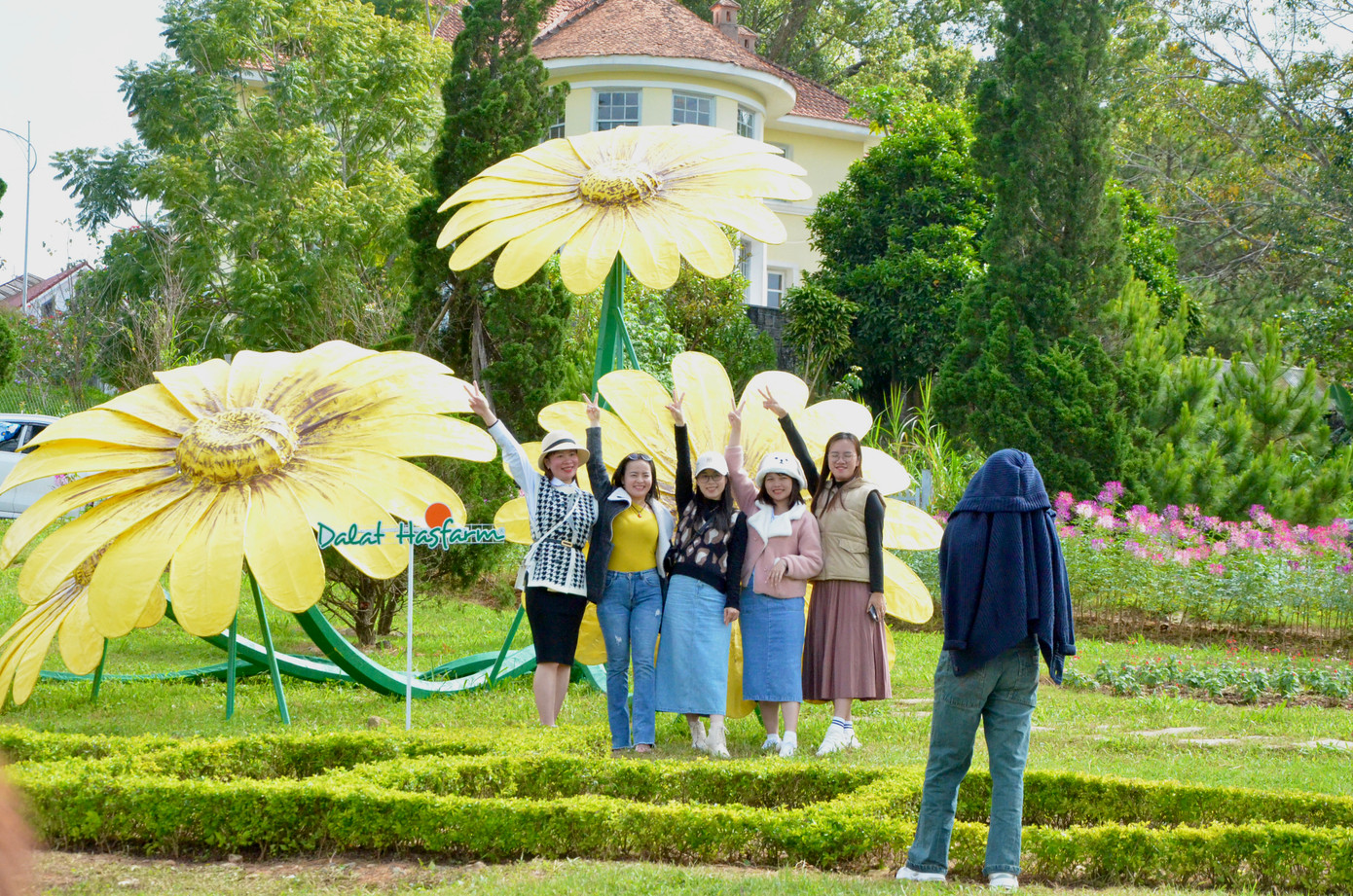 Ghi nhận ngày 31/12, tại các tiểu cảnh trên địa bàn thành phố Đà Lạt đang chật kín người check-in.