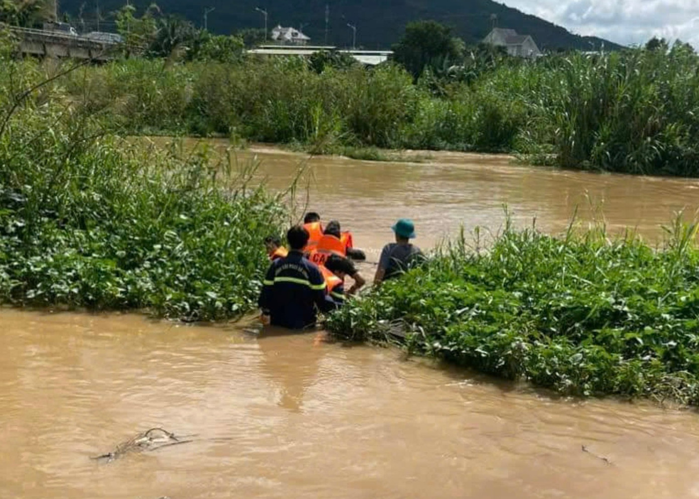 Lực lượng chức năng giải cứu nạn nhân