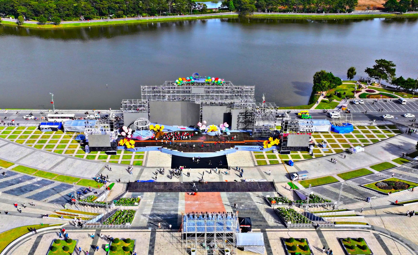 Bên cạnh đó, sân khấu Festival hoa Đà Lạt được thiết kế hoành tráng, lung linh với ánh sáng và hoa tươi, sẵn sàng cho giờ phút khai mạc vào tối 5/12.