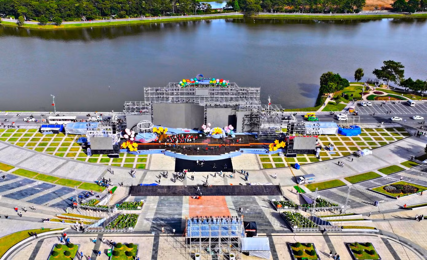 Bên cạnh đó, sân khấu Festival hoa Đà Lạt được thiết kế hoành tráng, lung linh với ánh sáng và hoa tươi, sẵn sàng cho giờ phút khai mạc vào tối 5/12.