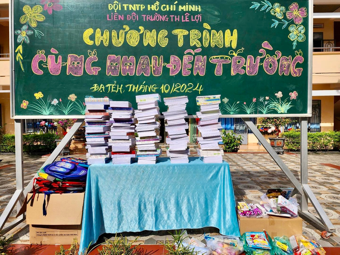 Đây là chương trình “Cùng bạn đến trường” do Tỉnh Đoàn - Hội đồng Đội tỉnh Lâm Đồng tổ chức nhằm kêu gọi toàn thể các em đội viên, thiếu nhi toàn tỉnh chung tay ủng hộ đồ dùng học tập mới cho nhiều đội viên, thiếu nhi ở các tỉnh phía Bắc đang gặp khó khăn sau bão số 3. Đây là chương trình “Cùng bạn đến trường” do Tỉnh Đoàn - Hội đồng Đội tỉnh Lâm Đồng tổ chức nhằm kêu gọi toàn thể các em đội viên, thiếu nhi toàn tỉnh chung tay ủng hộ đồ dùng học tập mới cho nhiều đội viên, thiếu nhi ở các tỉnh phía Bắc đang gặp khó khăn sau bão số 3.