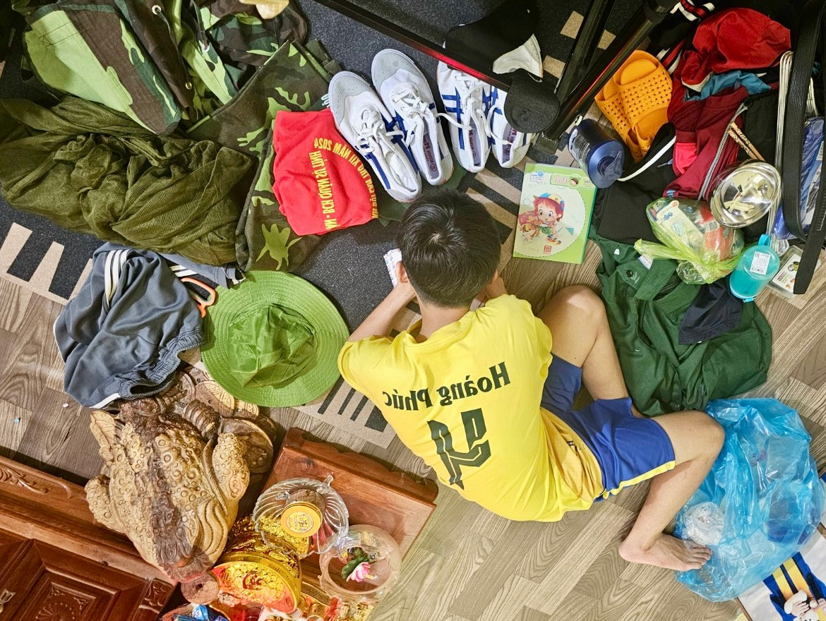 Em Phúc tự sắp xếp hành trang trước khi tham gia chương trình