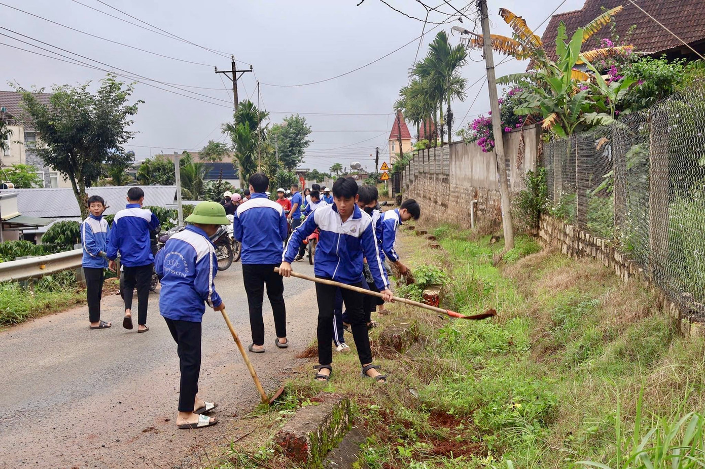 16 Đoàn xã, thị trấn trên địa bàn huyện Lâm Hà duy trì tuyến đường thanh niên tự quản “Sáng - xanh - sạch - đẹp - văn minh - an toàn".