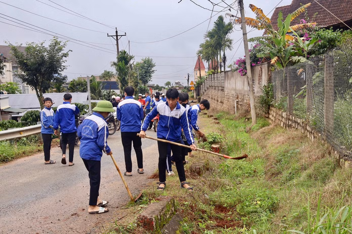 16 Đoàn xã, thị trấn trên địa bàn huyện Lâm Hà duy trì tuyến đường thanh niên tự quản “Sáng - xanh - sạch - đẹp - văn minh - an toàn".