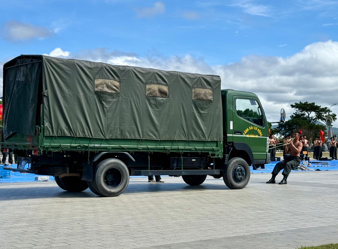 Dùng răng và dây thừng kéo xe tải đặc chủng