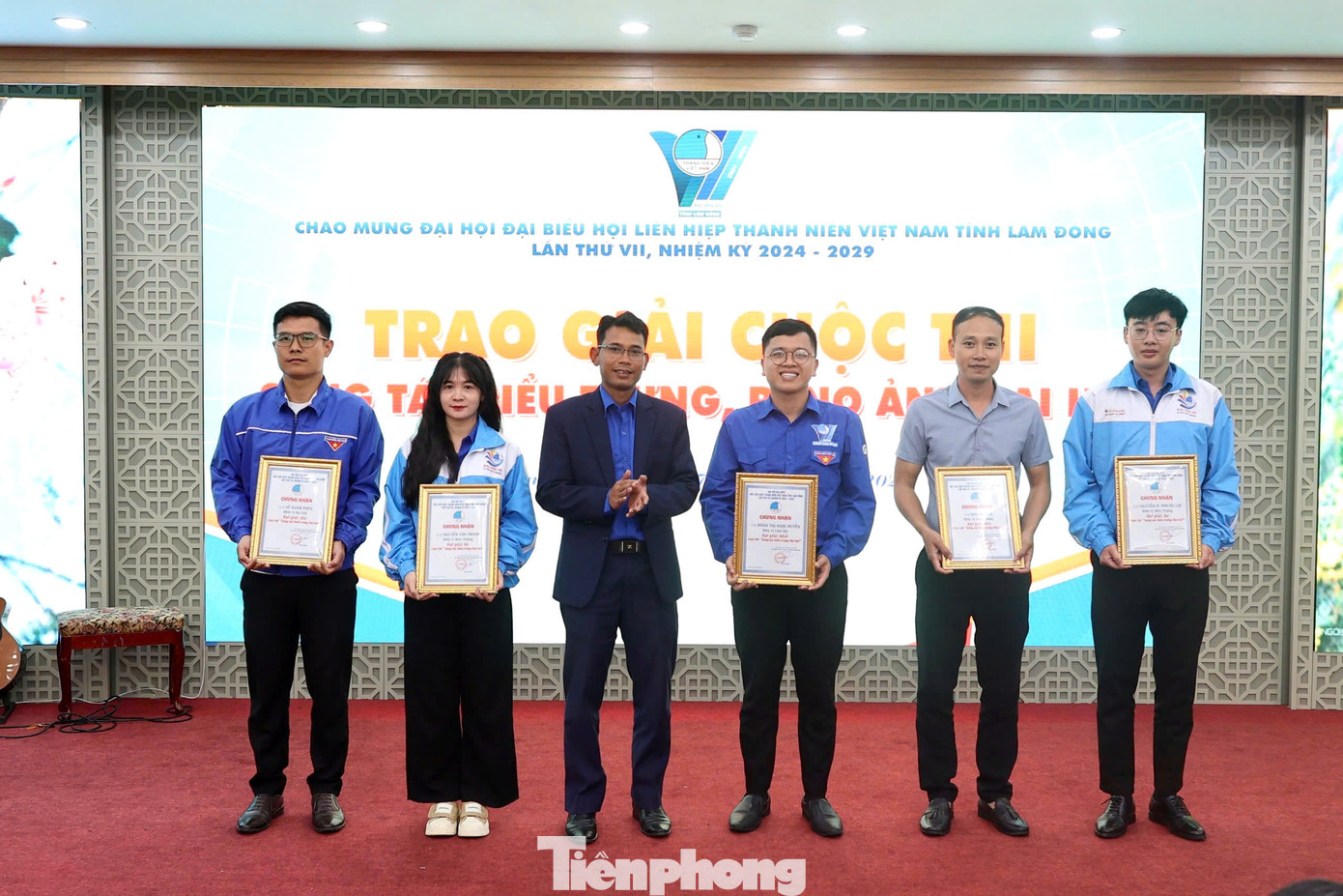 Trong khuôn khổ, tối 17/10, hội đã trao 12 giải cho các đơn vị đạt giải trong cuộc thi “Pano ảnh chào mừng Đại hội” được tổ chức từ ngày 15/6-30/7.