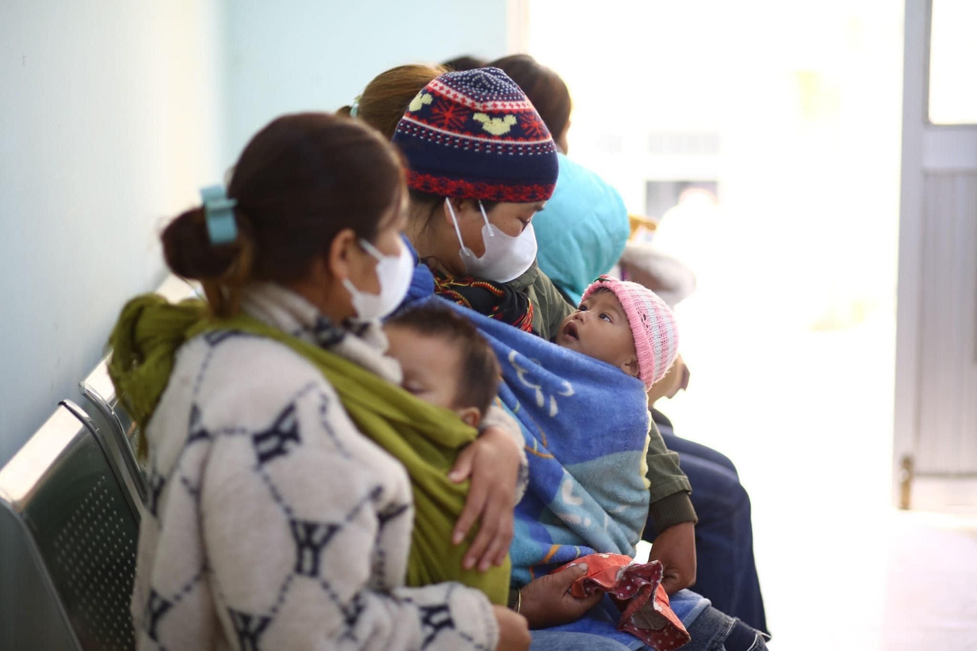 Chị Y Nhiên (trú xã Măng Buk) chia sẻ: "Nghe tin có đoàn bác sỹ ở Thủ đô vào, nên tôi đưa con xuống khám. Lúc đầu, tôi tưởng chỉ được khám bệnh miễn phí nào ngờ còn được phát cho một túi kẹo, sữa và có cả lì xì nên ai cũng vui lắm".
