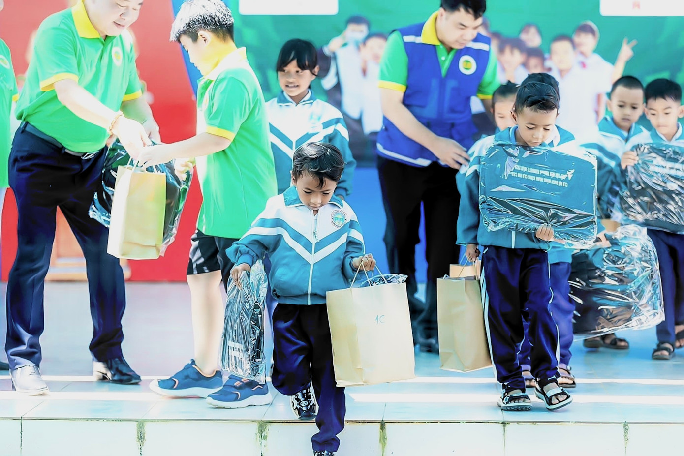 Đoàn đã trao tặng 29 bộ máy vi tính; 100 bộ sách giáo khoa, 4.000 tập vở, 400 bộ quần áo mới, 70 cặp sách,... cho các em học sinh địa phương.