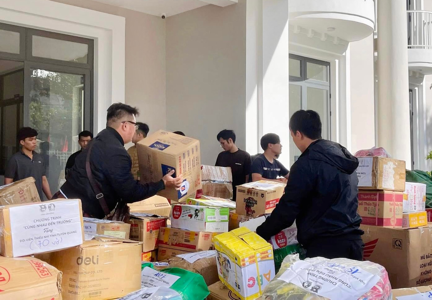 Chị Trần Diệp Mỹ Dung - Phó Bí thư Tỉnh Đoàn, Chủ tịch Hội đồng Đội tỉnh Lâm Đồng cho biết, hậu quả của cơn bão số 3 khiến nhiều đội viên, thiếu nhi các tỉnh phía Bắc đang gặp nhiều khó khăn trong việc trở lại trường học do sách vở, dụng cụ học tập hư hại và bị cuốn trôi. Chị Trần Diệp Mỹ Dung - Phó Bí thư Tỉnh Đoàn, Chủ tịch Hội đồng Đội tỉnh Lâm Đồng cho biết, hậu quả của cơn bão số 3 khiến nhiều đội viên, thiếu nhi các tỉnh phía Bắc đang gặp nhiều khó khăn trong việc trở lại trường học do sách vở, dụng cụ học tập hư hại và bị cuốn trôi.