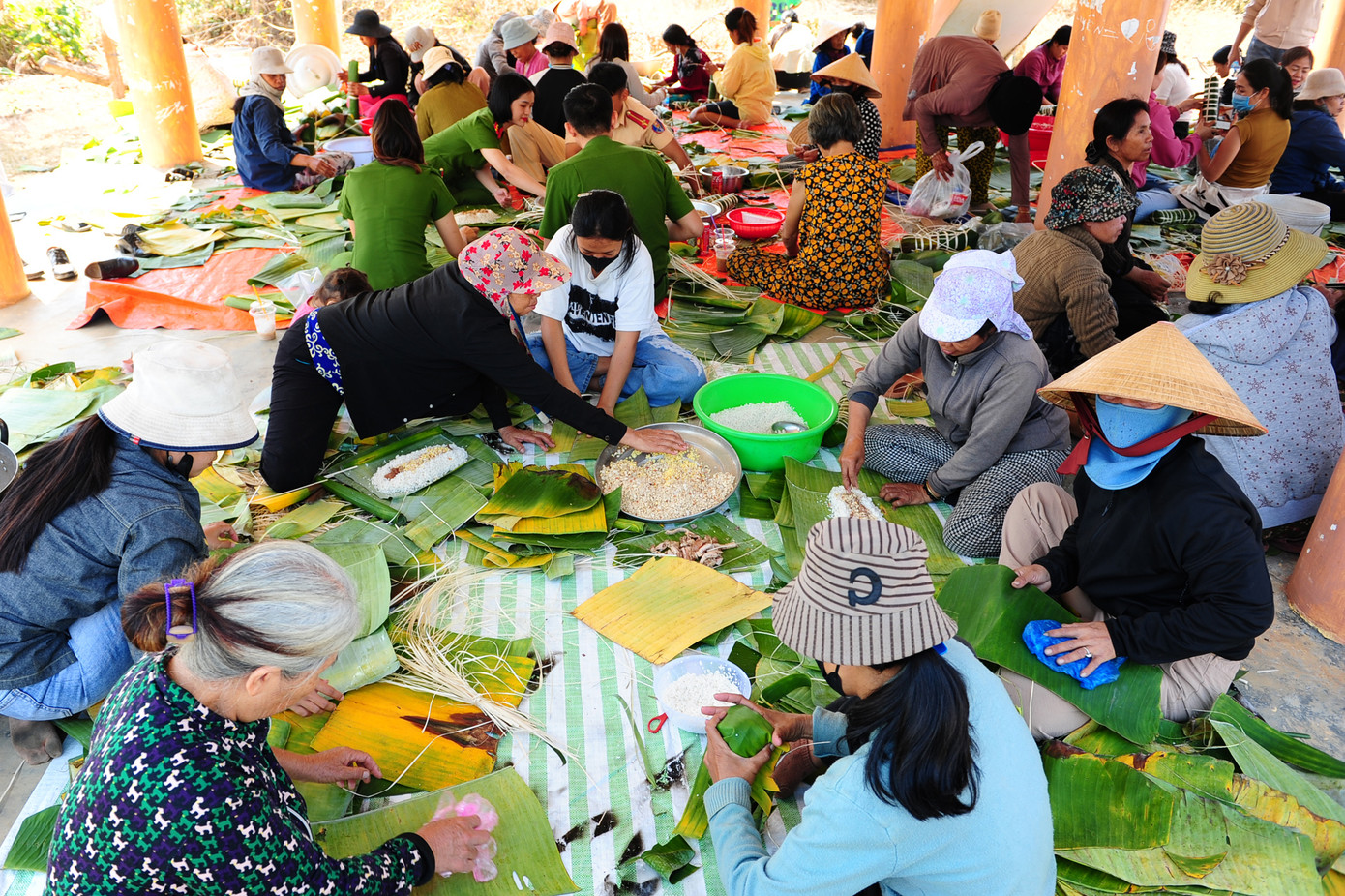 Không khí rộn ràng, tiếng nói cười vui vẻ. Không khí rộn ràng, tiếng nói cười vui vẻ.