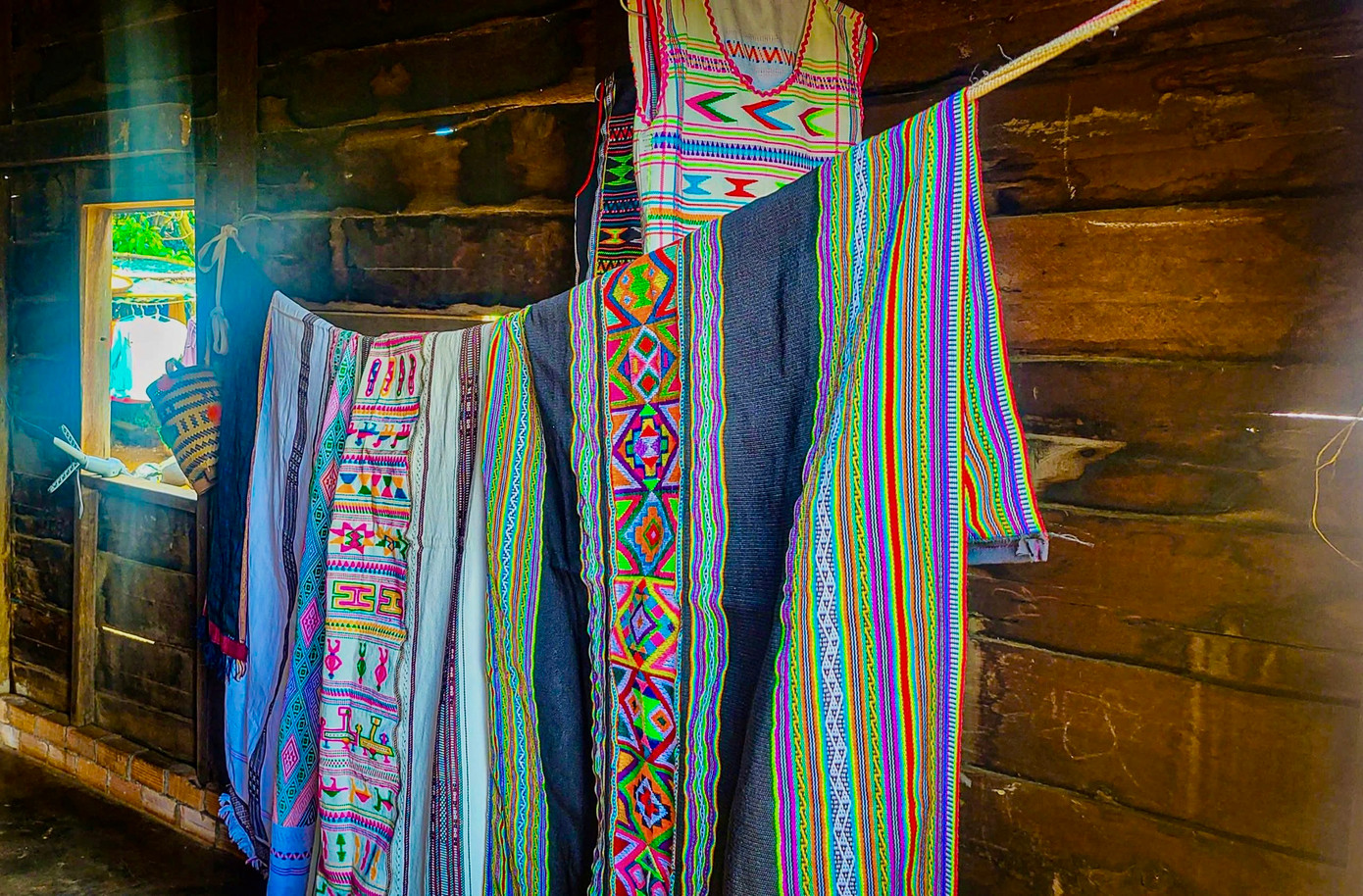 Những tấm vải thổ cẩm với họa tiết tinh xảo, mang đậm dấu ấn văn hóa của các dân tộc thiểu số, thể hiện sự khéo léo, sáng tạo trong từng đường kim mũi chỉ.