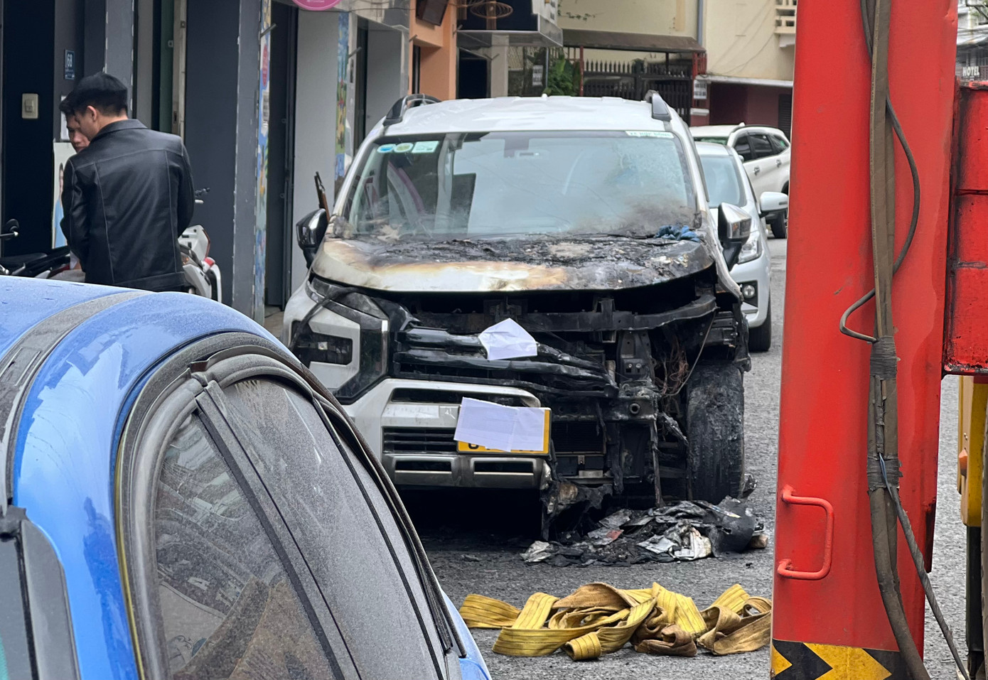 Chiếc xe bị cháy mất phần đầu