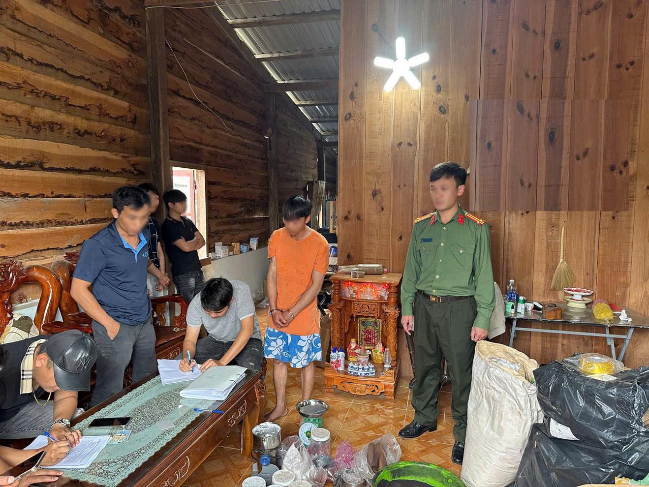 Công an khám xét nhà của L. Công an khám xét nhà của L.