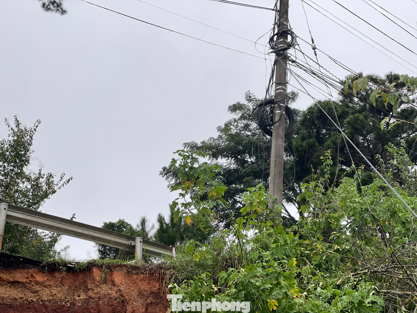 Một cây cột điện trong phạm vi sạt lở có dấu hiệu bị đổ