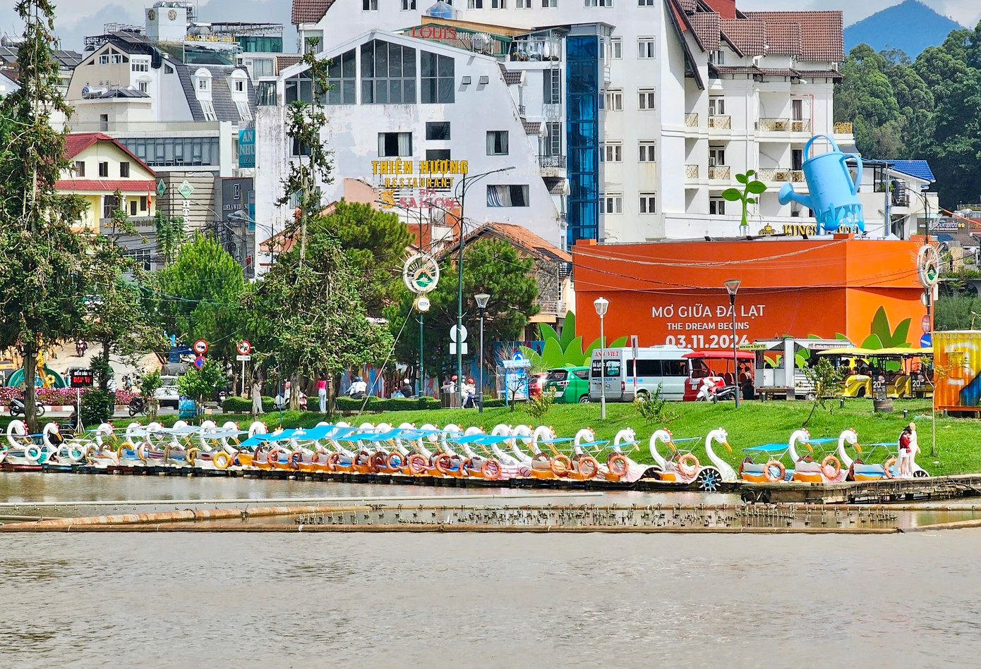 Theo UBND thành phố Đà Lạt, hiện có 3 tổ chức, cá nhân cùng kinh doanh hoạt động đạp vịt trên mặt hồ Xuân Hương trong phạm vi 38 héc-ta với tổng cộng 95 chiếc thuyền đạp vịt và 3 chiếc ca nô cứu hộ.