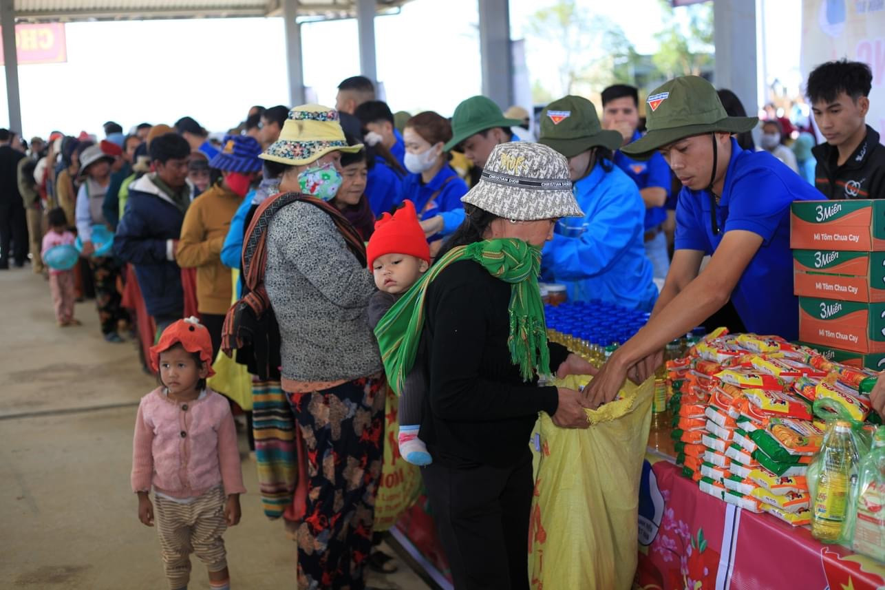 Bám sát thực tế, Ban Tổ chức đã chuẩn bị những mặt hàng thiết yếu, như mỳ tôm, dầu ăn, gạo,... để hỗ trợ.