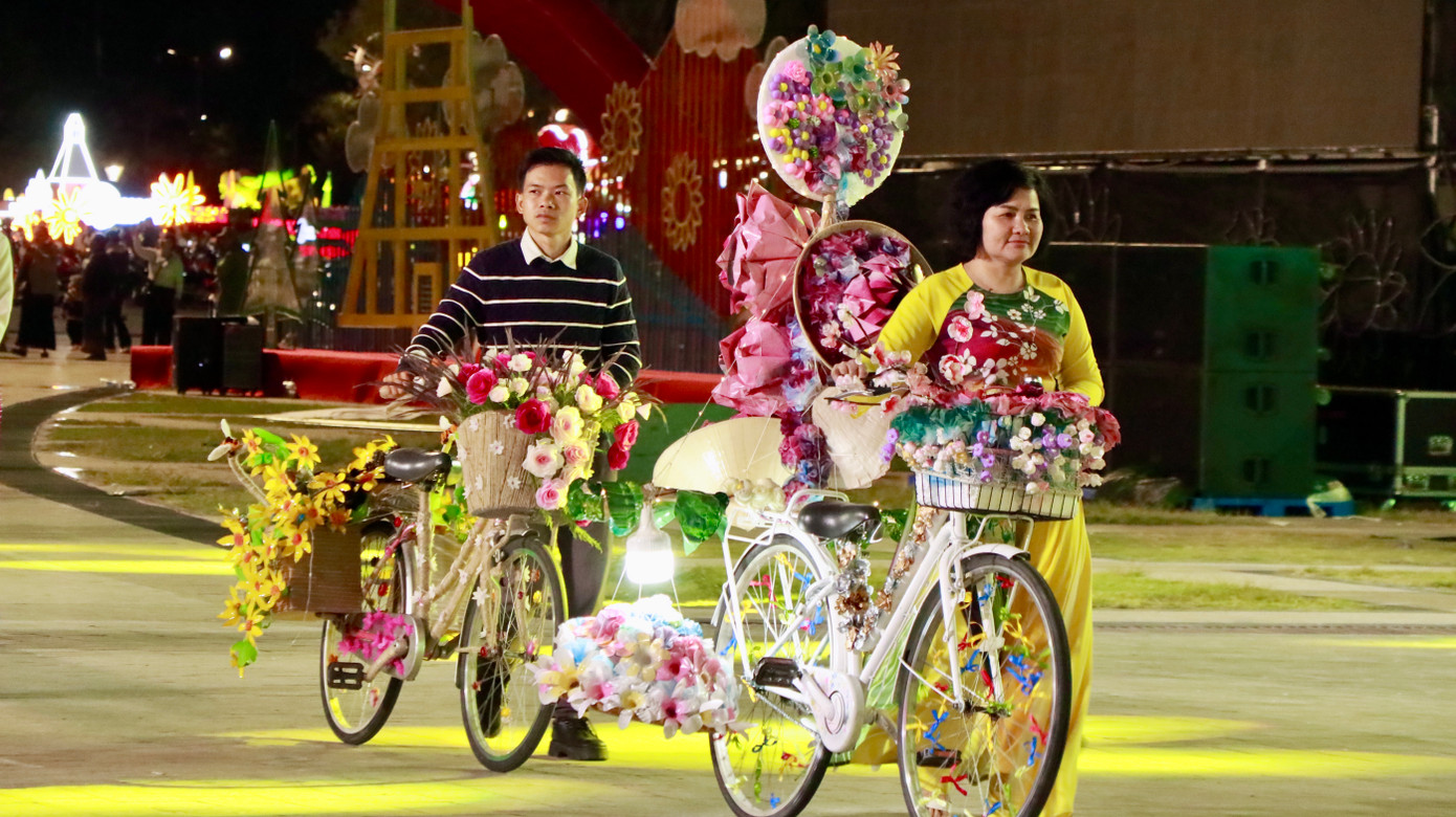 Các xe đạp hoa trong hội thi Trang trí xe đạp hoa từ vật liệu tái chế trước đó cũng tham gia diễu hành.