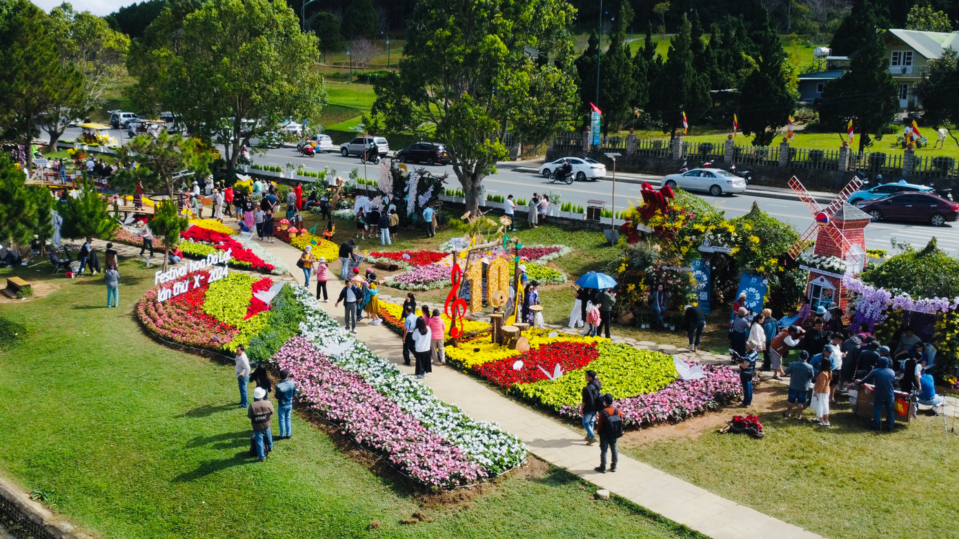 "Không khí ở đây tuyệt vời! Các tiểu cảnh đẹp mắt, kết hợp hoàn hảo, tạo không gian lãng mạn. Gia đình tôi đến Đà Lạt để xem bế mạc Festival hoa, kết hợp đón năm mới trong không khí se lạnh", chị Dung cho hay.