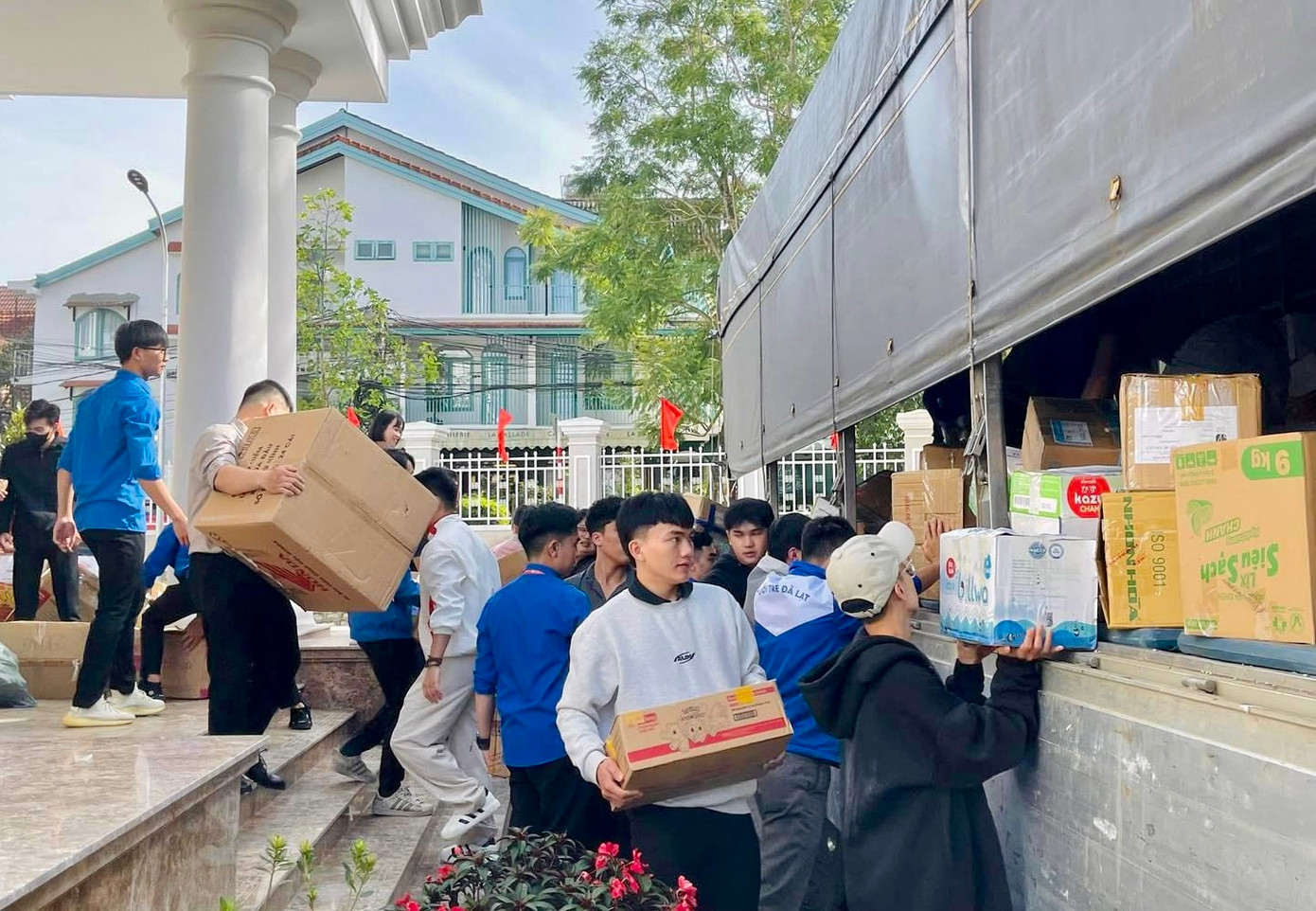 Ngày 25/10, gần 15 tấn hàng hóa bao gồm các đồ dùng học tập đã được Tỉnh đoàn - Hội đồng Đội tỉnh Lâm Đồng gửi đến các em thiếu nhi, đội viên tỉnh Tuyên Quang. Ngày 25/10, gần 15 tấn hàng hóa bao gồm các đồ dùng học tập đã được Tỉnh đoàn - Hội đồng Đội tỉnh Lâm Đồng gửi đến các em thiếu nhi, đội viên tỉnh Tuyên Quang.