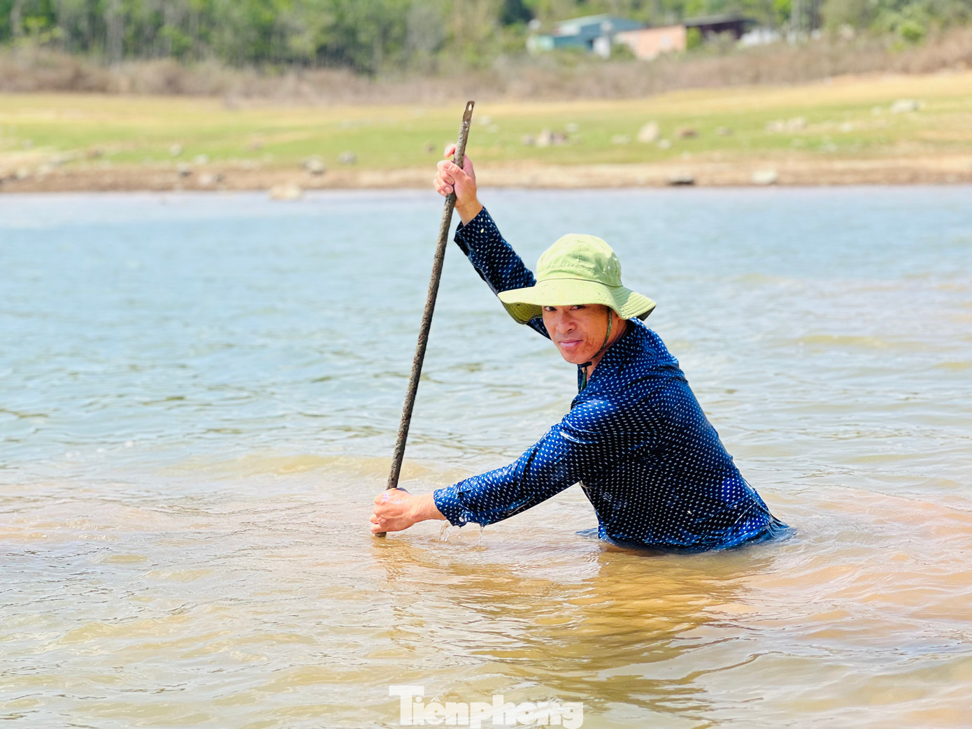 Theo nhiều người dân, từ tháng 2 đến đầu tháng 4, nước tại dòng sông Đăk Bla cạn dần. Đây cũng là thời điểm nhộn nhịp hoạt động cào hến tại đập thuỷ điện Đăk Yên.