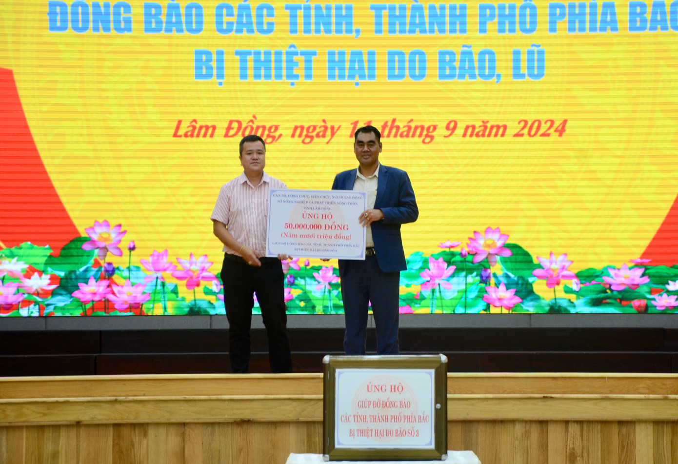 Các đơn vị trao tiền hỗ trợ tại buổi lễ phát động. Các đơn vị trao tiền hỗ trợ tại buổi lễ phát động.