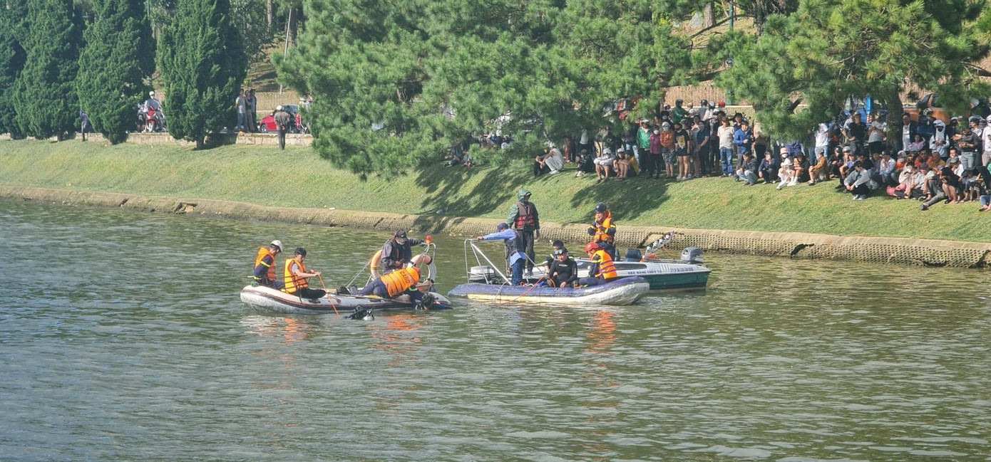 Lực lượng chức năng tìm kiếm, trục vớt thi thể nạn nhân. Lực lượng chức năng tìm kiếm, trục vớt thi thể nạn nhân.