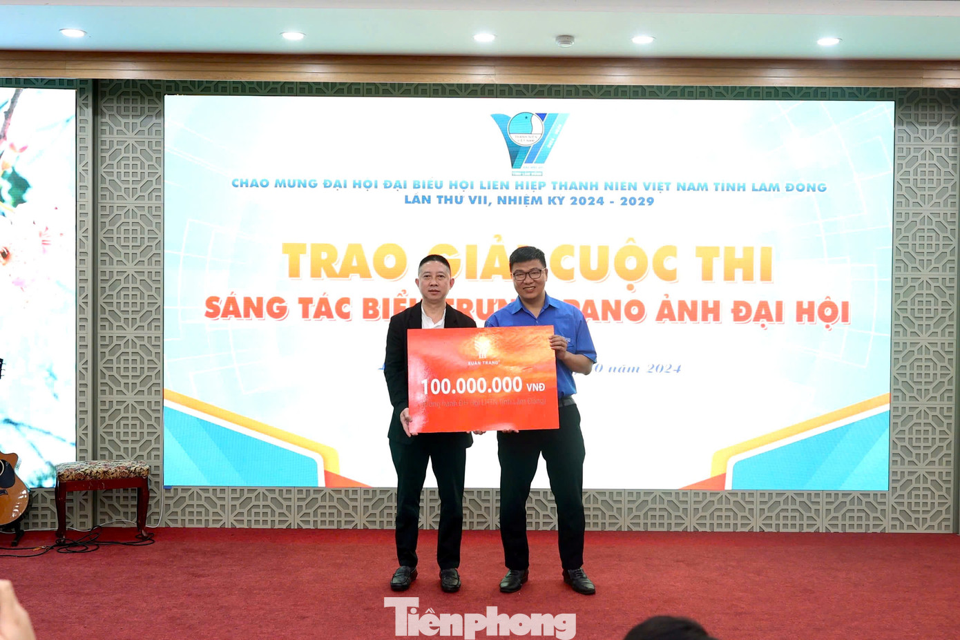 Mạnh thường quân trao tặng 100 triệu đồng chào mừng Đại hội đại biểu Hội LHTN Việt Nam tỉnh Lâm Đồng lần thứ VII.