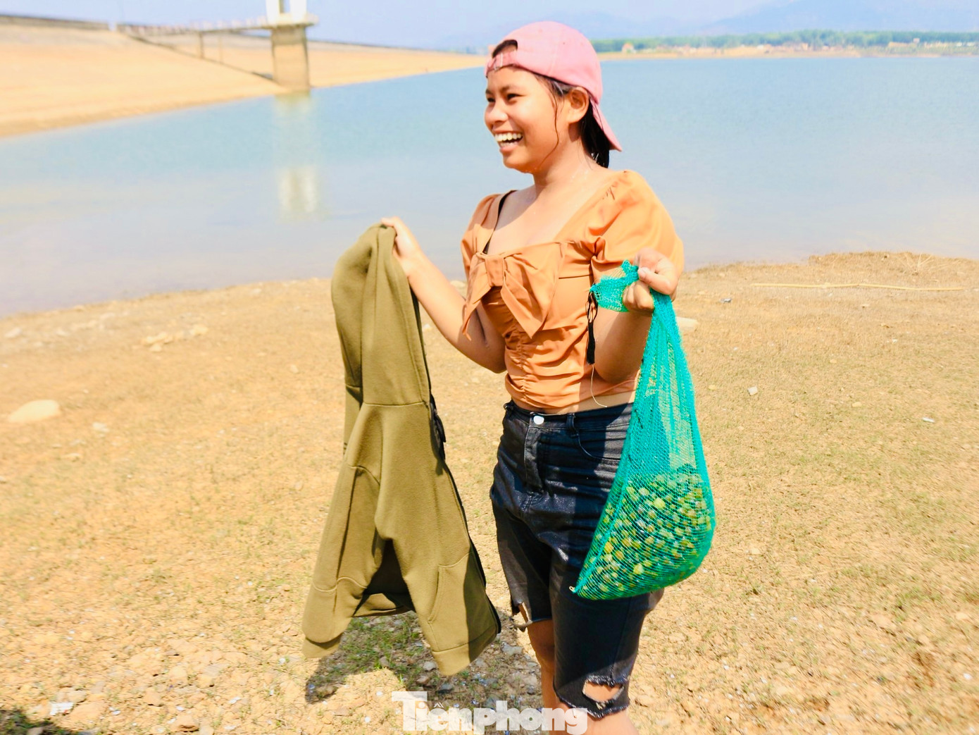 Em Y Siêng (trú thôn Plei Dơng, xã Hòa Bình) phấn khởi vì hôm nay thu hoạch nhiều hơn mọi ngày.