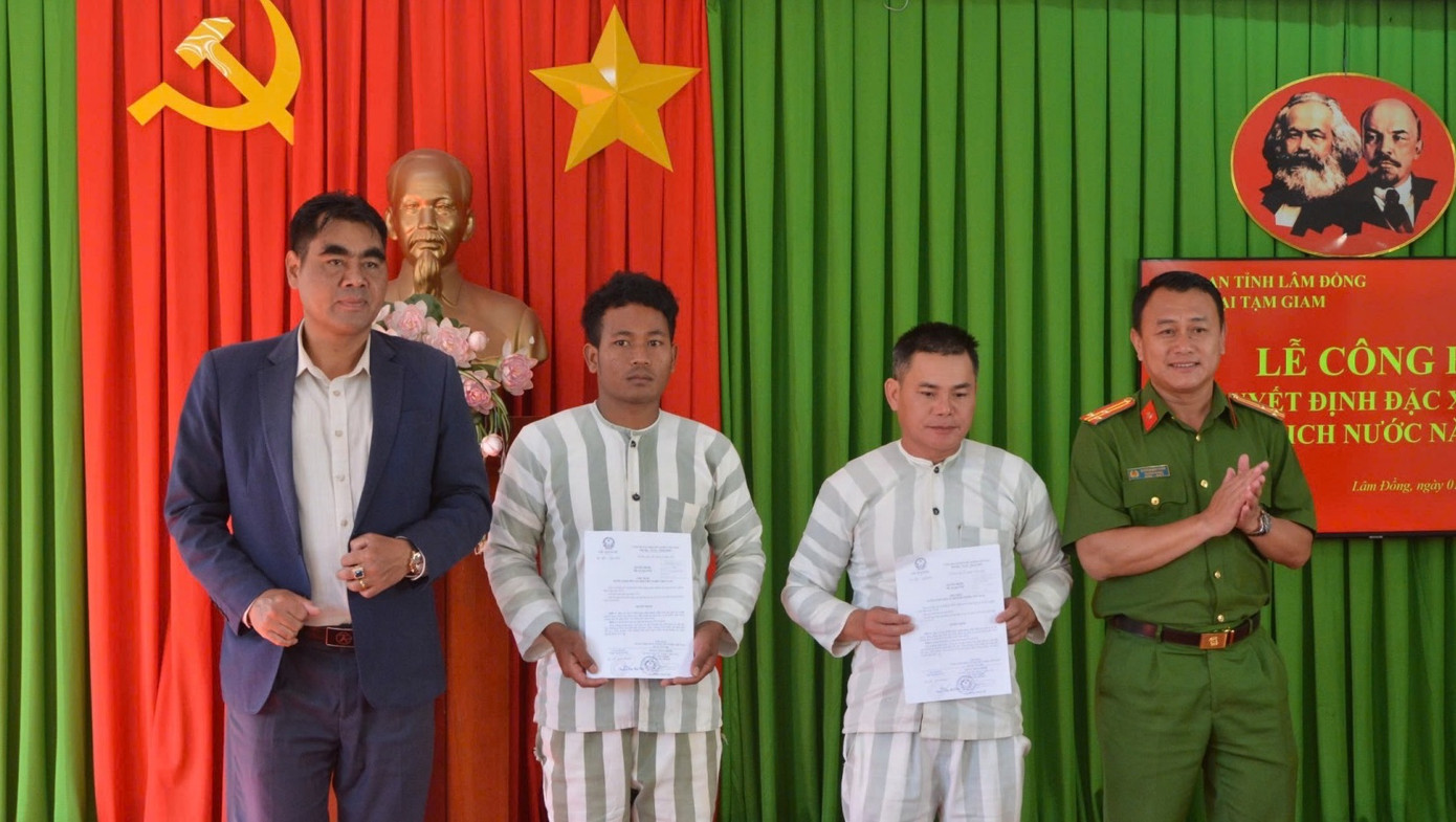 Lãnh đạo Công an tỉnh Lâm Đồng trao Giấy chứng nhận đặc xá