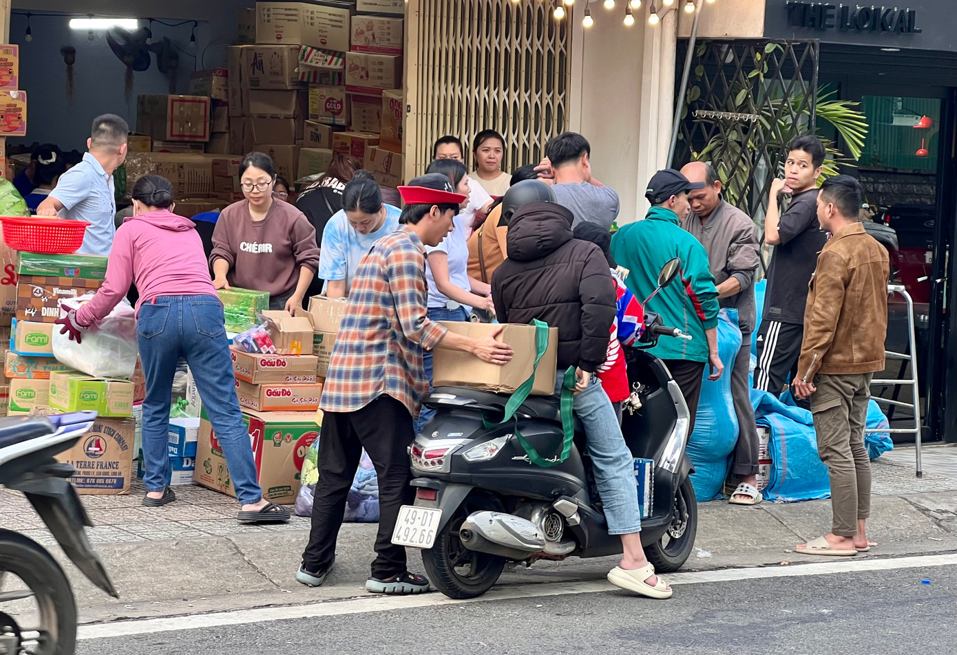 Nhiều người dân tại TP Đà Lạt (Lâm Đồng) góp công sức của mình bằng việc góp những nhu yếu phẩm, góp sức để gửi đi hỗ trợ các tỉnh, thành phố phía Bắc đang chịu thiệt hại nặng nề do bão lũ gây ra.