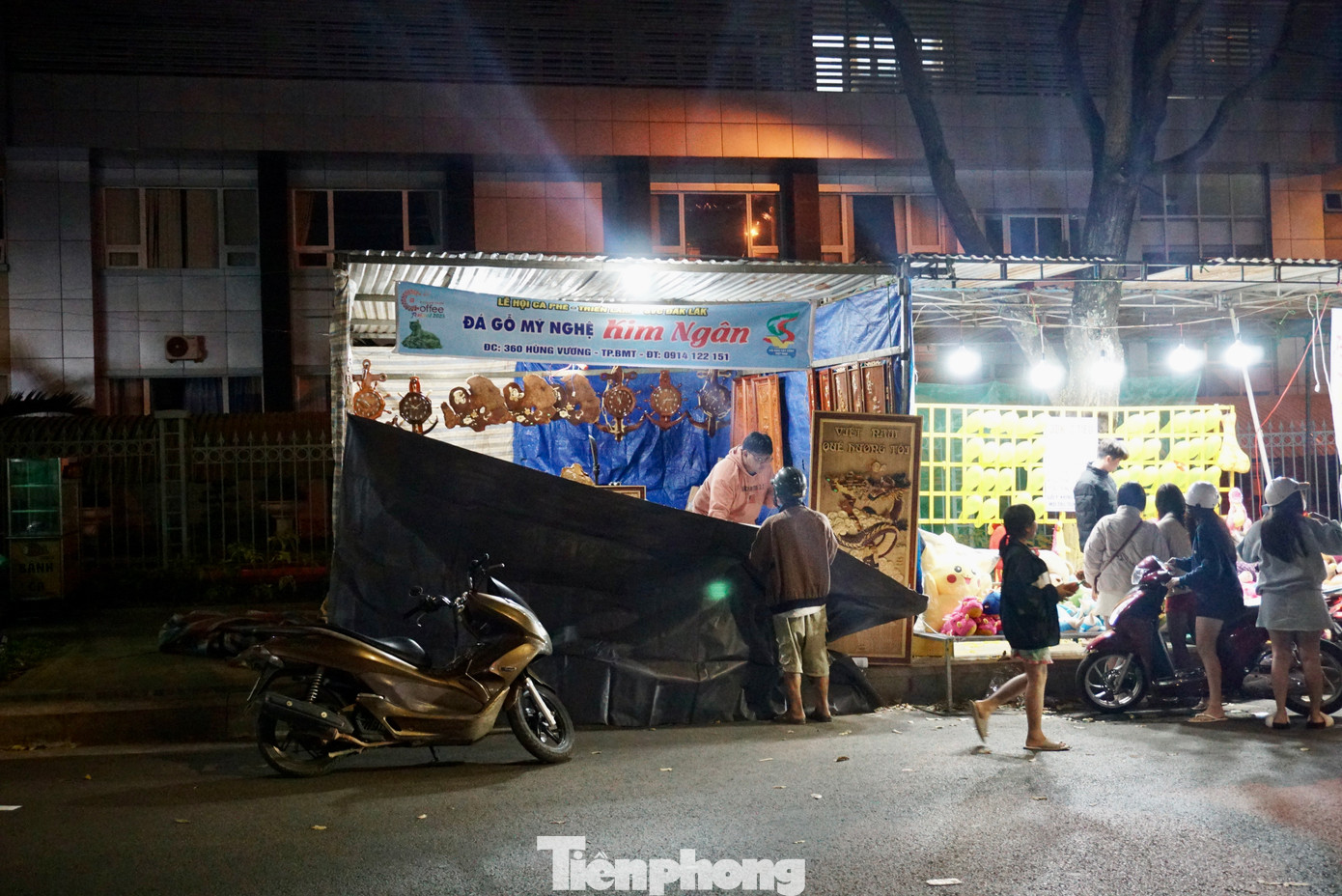 Màn đêm buông xuống, sương rơi nặng hạt, một số tiểu thương kéo bạt tránh gió lùa vào.