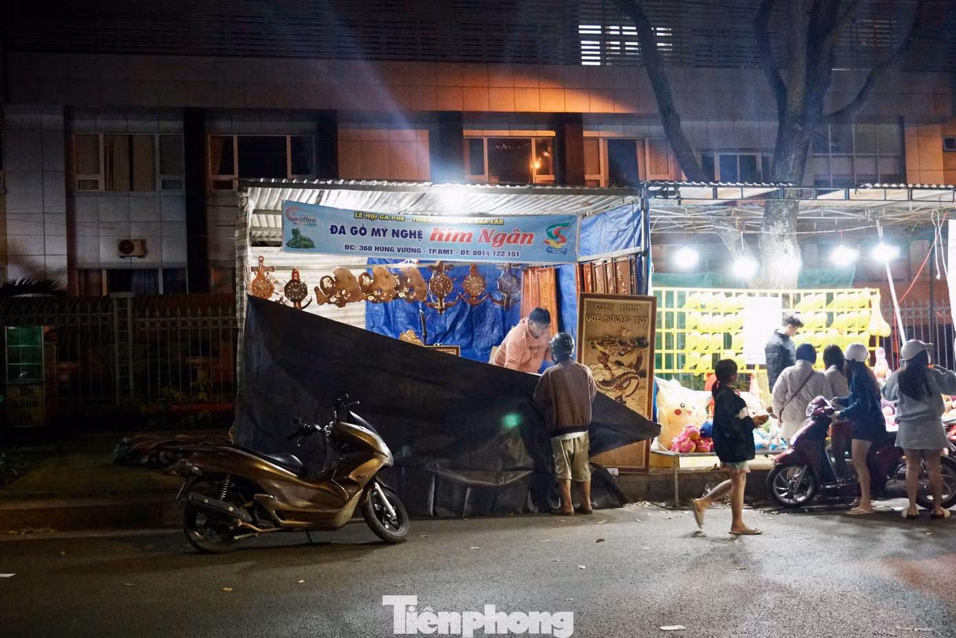 Màn đêm buông xuống, sương rơi nặng hạt, một số tiểu thương kéo bạt tránh gió lùa vào.