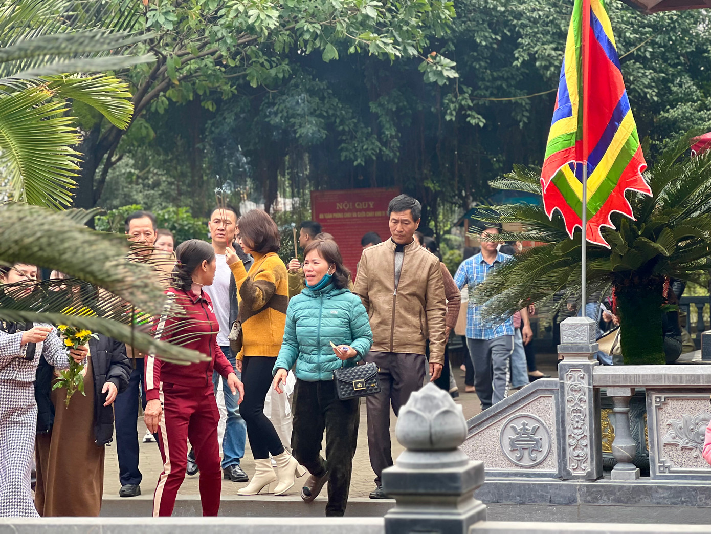 Một nhân viên bảo vệ đền cho hay, sau giao thừa (khoảng 1-2 giờ sáng), đền đã đón hàng trăm lượt người đến lễ đền. Ảnh: Thái Lâm.