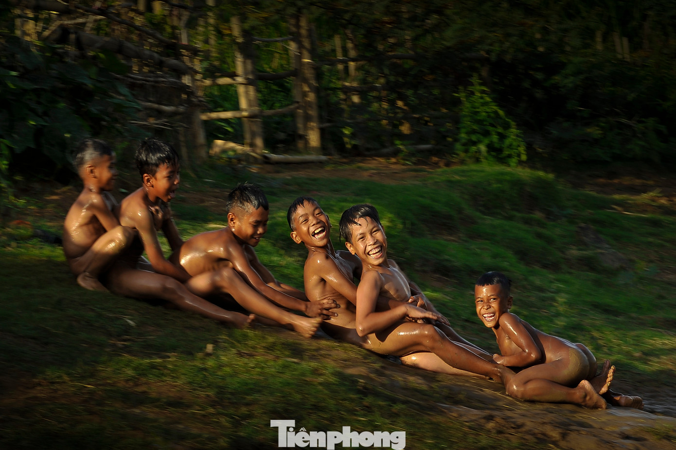 Những trò chơi truyền thống trên sông nước vẫn được các em yêu thích.