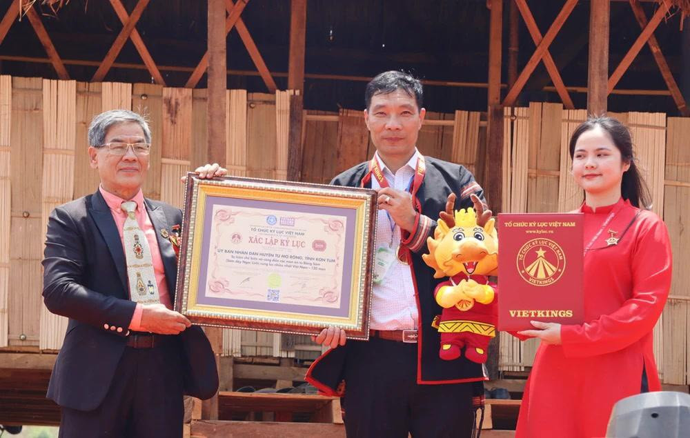 Tổ chức kỷ lục Việt Nam công bố xác lập kỷ lục Việt Nam về 120 món ăn được chế biến từ sâm dây cho huyện Tu Mơ Rông