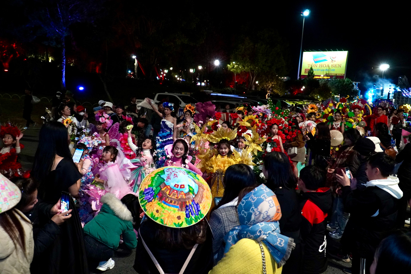 Khoảng 50 em nhỏ hóa trang thành nhiều loài hoa đặc trưng của Đà Lạt như mai anh đào, dã quỳ, hồng, cẩm tú cầu... diễu hành trên đường phố.