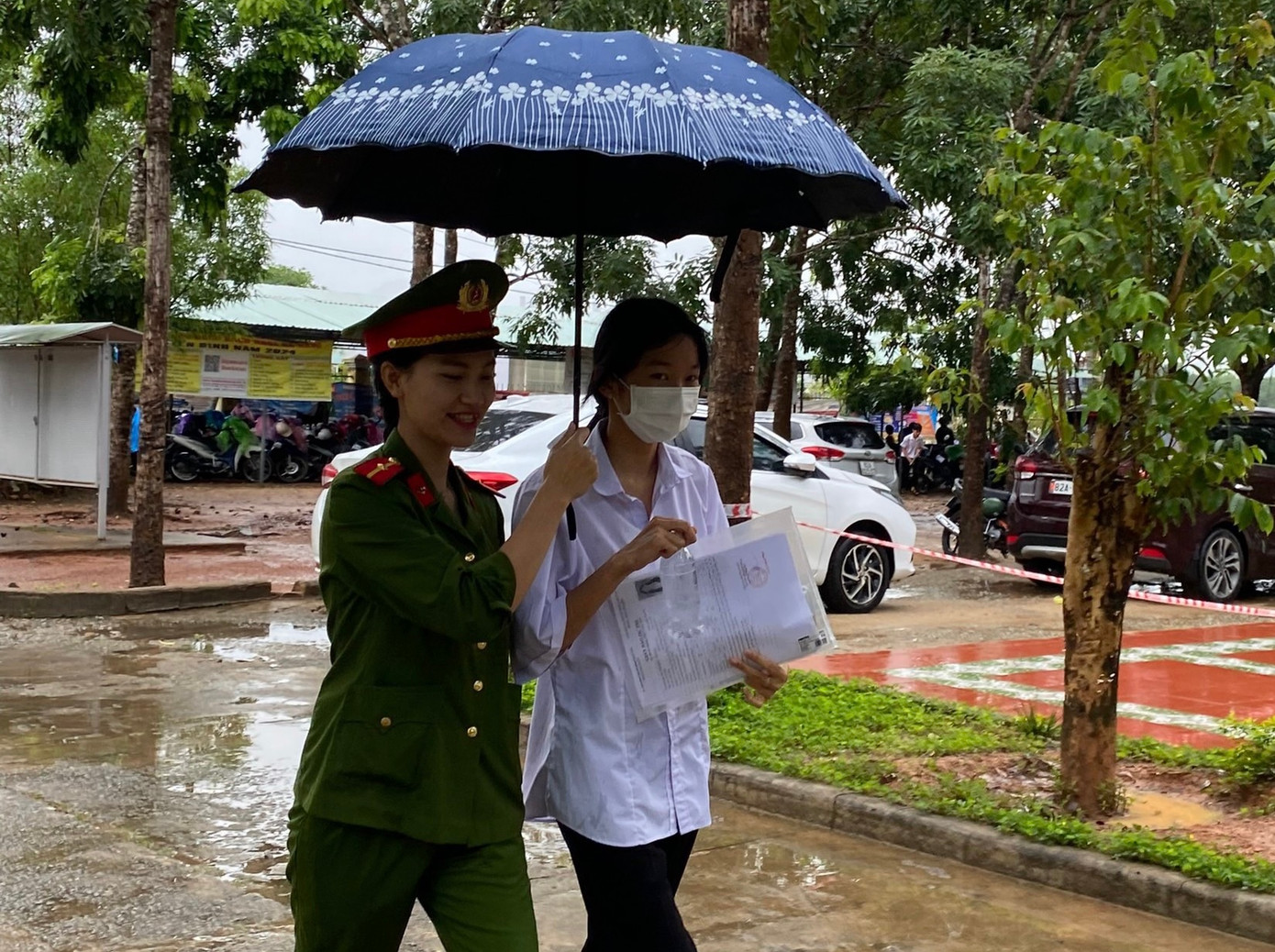 Lực lượng công an che ô cho các thí sinh.