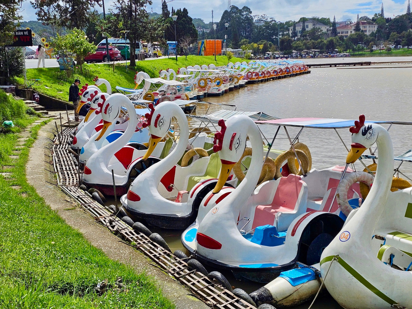 Sau khi bị chấm dứt hoạt động, hiện gần 100 thuyền đạp vịt đang 'phơi nắng, dầm mưa' trên mặt hồ Xuân Hương chờ cấp phép.