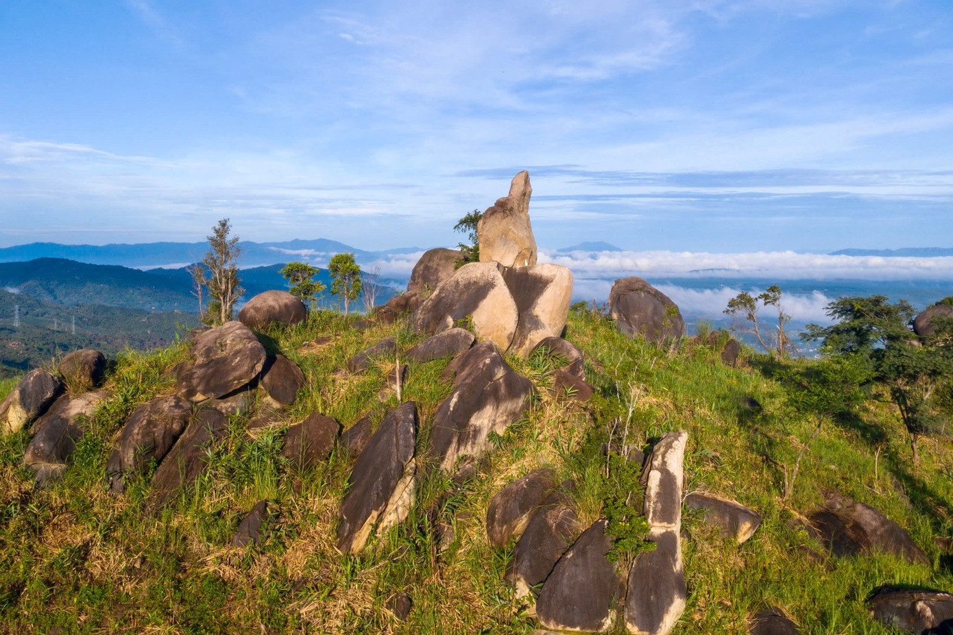 Trên đỉnh núi có quần thể đá tự nhiên "lộ thiên" xếp một cách đẹp mắt khiến du khách mê mẩn.