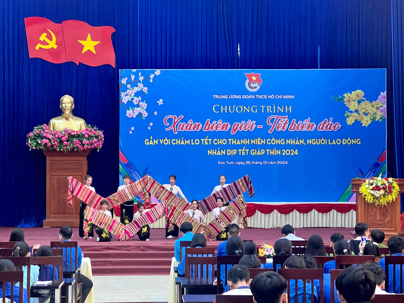 Các tiết mục văn nghệ đậm bản sắc dân tộc mở đầu chương trình