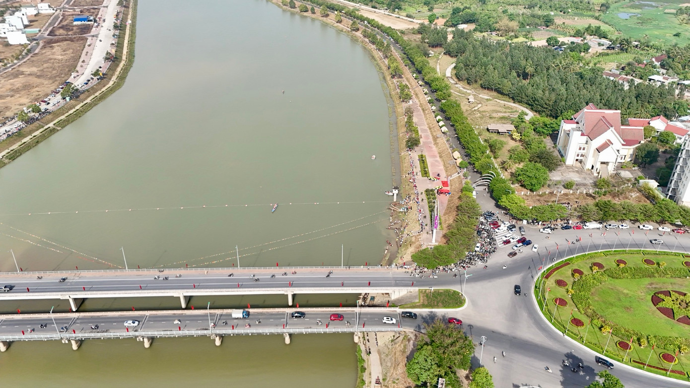 Tại Việt Nam, nếu như phần lớn các con sông đều chảy về hướng đông rồi đổ ra biển thì sông Đăk Bla lại chảy ngược về tây. Vì vậy, người dân địa phương thường gọi là dòng sông chảy ngược.