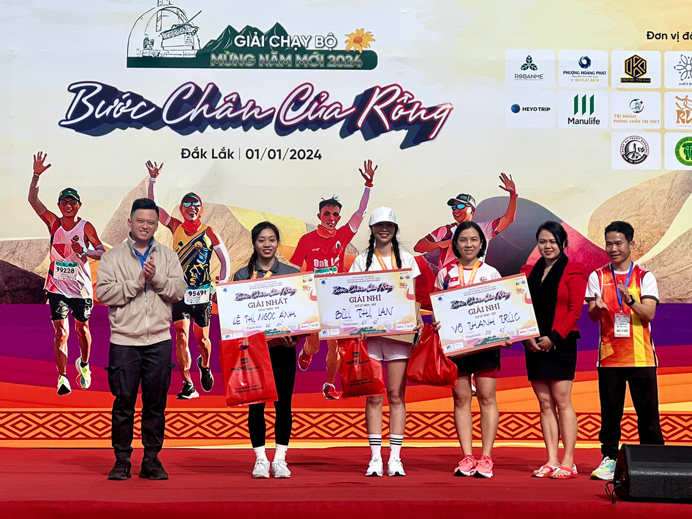 Ban Tổ chức trao giải cho các vận động viên giành giải ở 2 cự ly 5km và 24km Ban Tổ chức trao giải cho các vận động viên giành giải ở 2 cự ly 5km và 24km